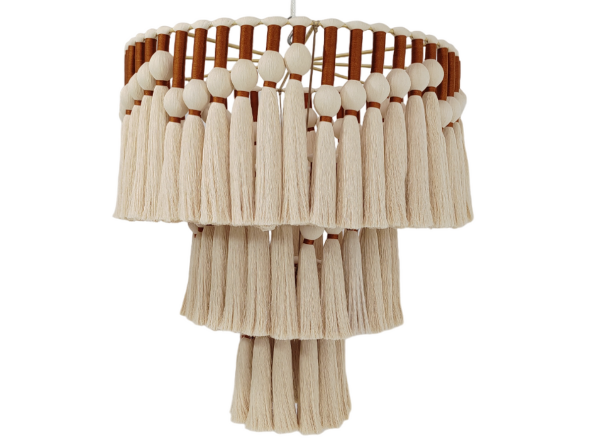 Lámpara CIELO de tres niveles con elementos textiles colgantes.