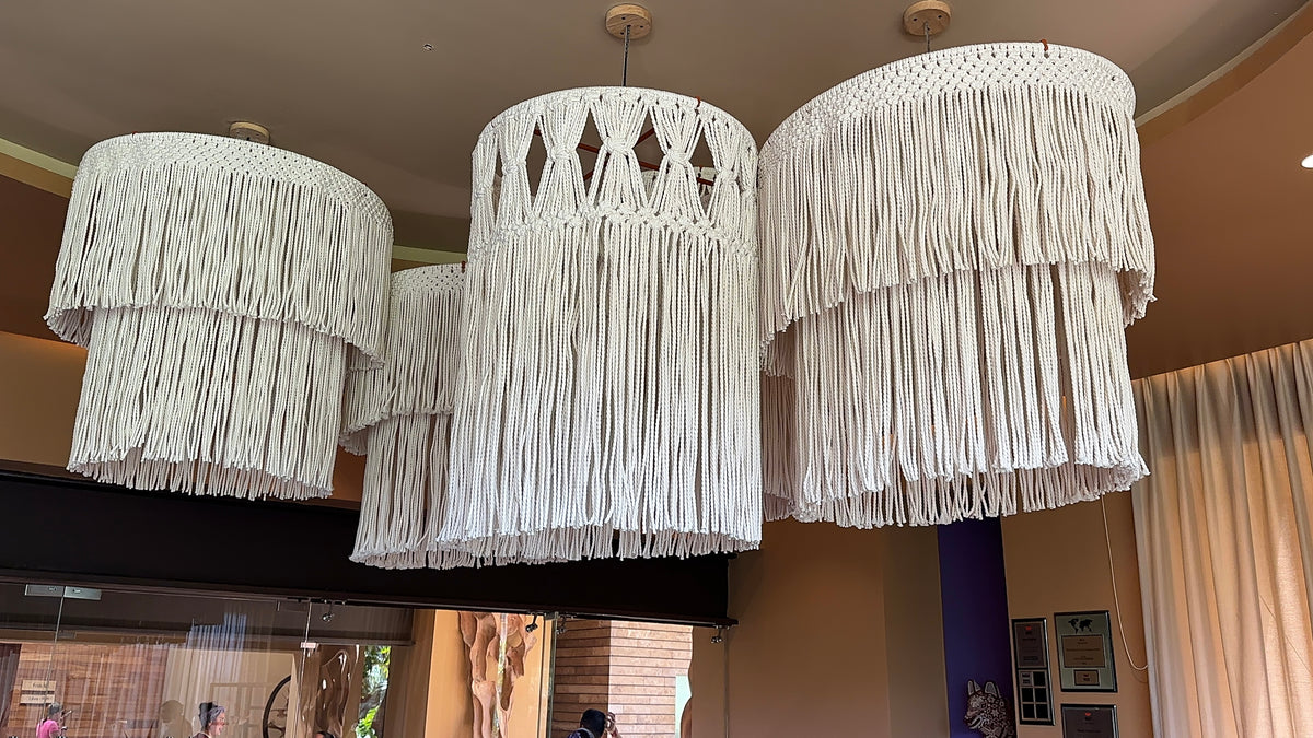 Lámparas colgantes de hilo crudo con flecos escalonados, instaladas en Xcaret Arte.