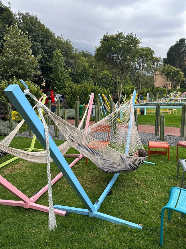 Hamacs sur supports colorés près des filets du jardin au Tec de Monterrey, Campus Santa Fe.