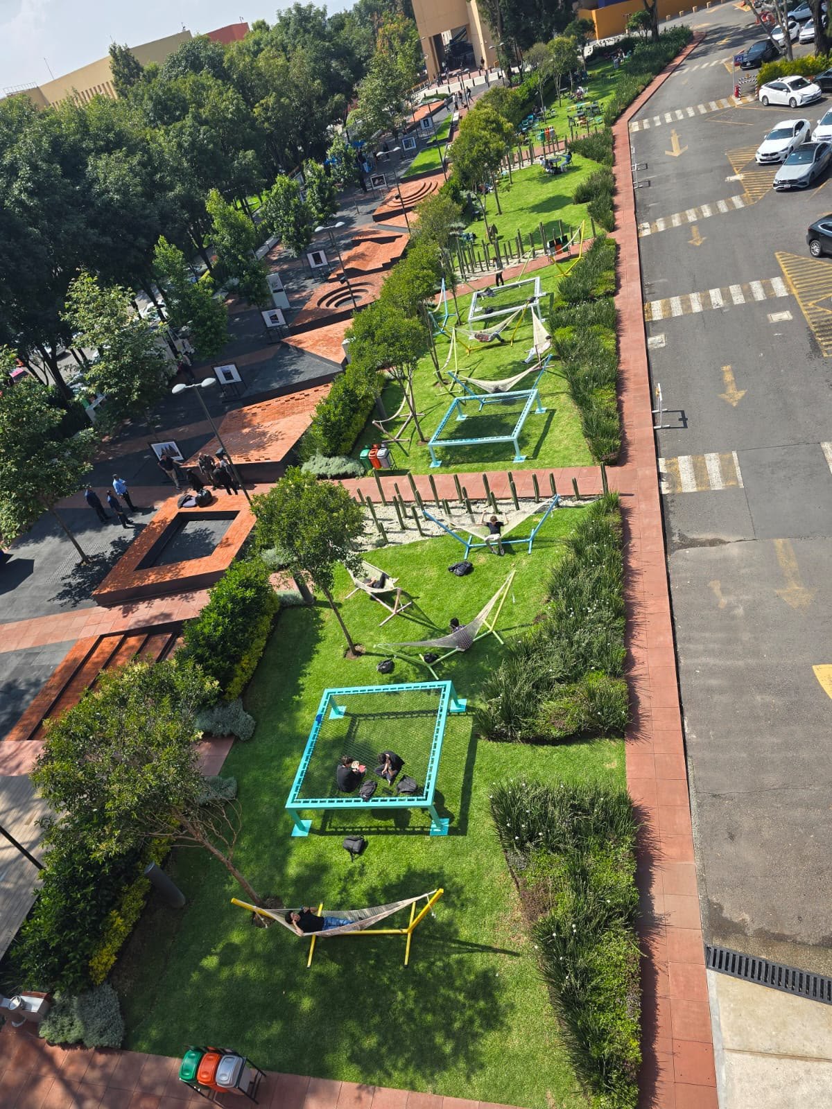 Vue en hauteur du jardin avec des filets et des hamacs occupés au Tec de Monterrey, Campus Santa Fe.
