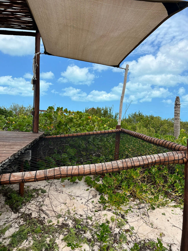 Filet de détente sur cadre en bois sous une voile d’ombrage à Telchac, au Yucatán.